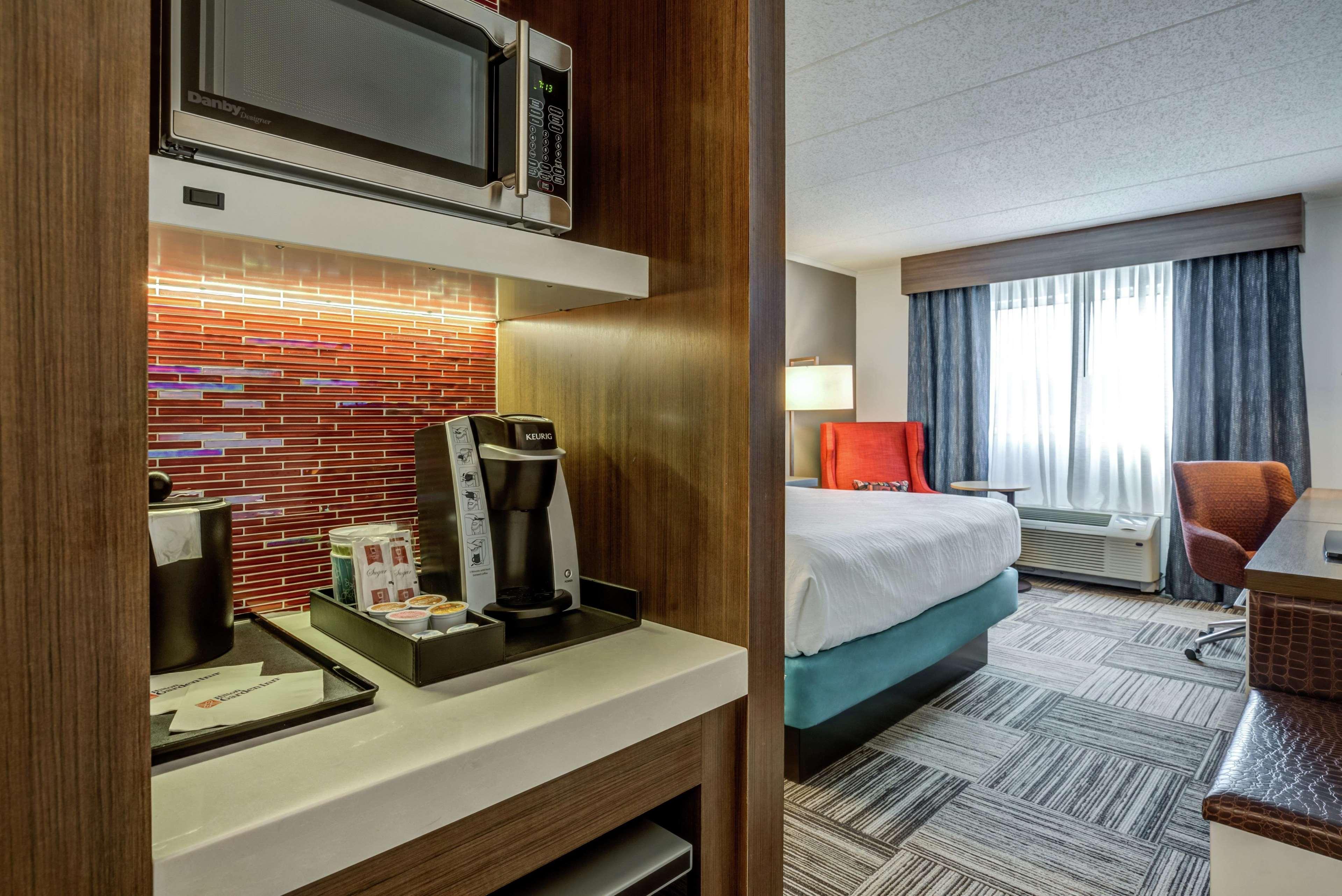 Hilton Garden Inn Boston Уолтем Экстерьер фото