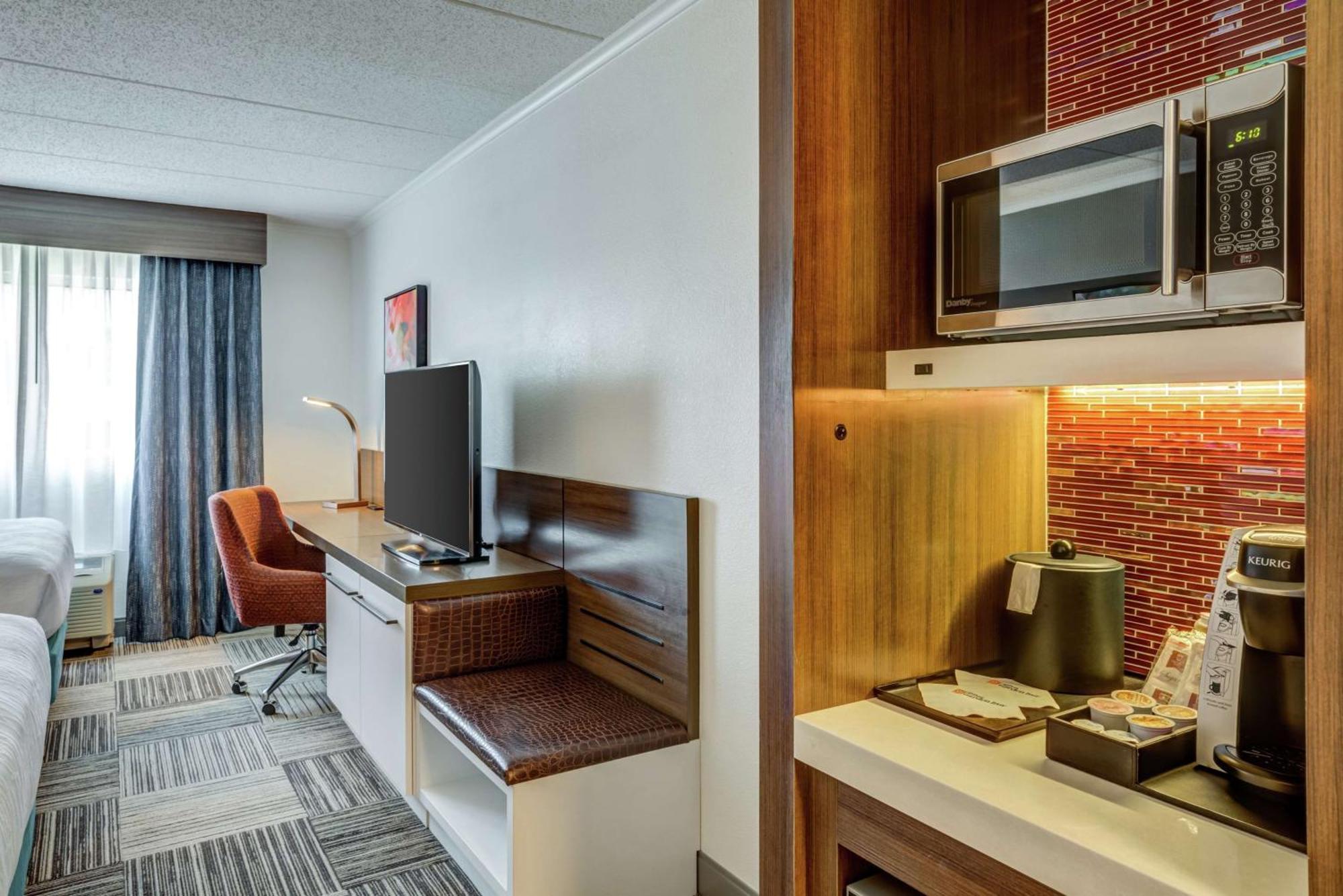 Hilton Garden Inn Boston Уолтем Экстерьер фото